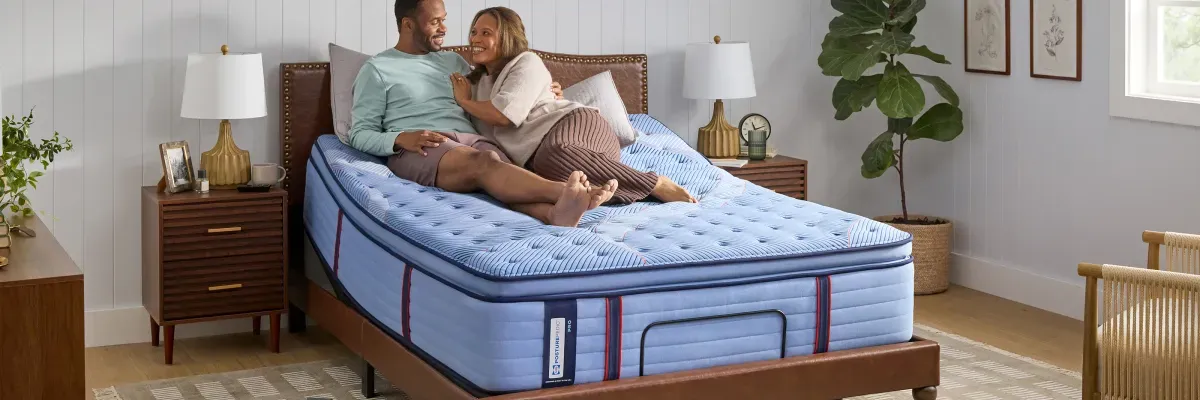 couple-laying-on-sealy-mattress